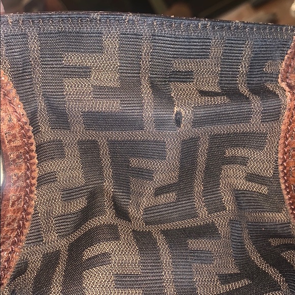 Fendi bag authentic 💯present - Picture 7 of 8